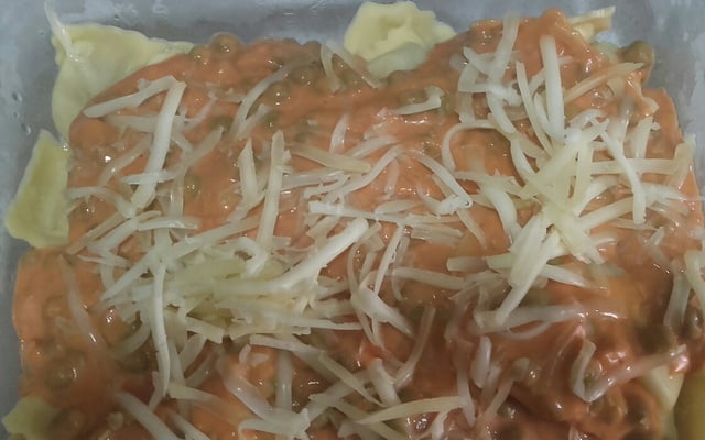 Ravioli ao molho de tomate e ervilha