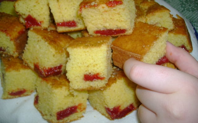 Bolo de fubá com goiabada