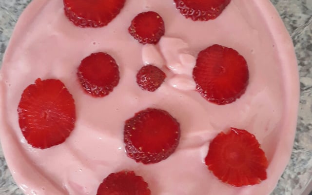 Sobremesa simples de morango