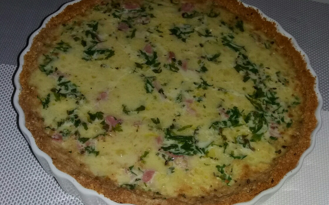 Quiche de queijo e presunto com massa de bolacha água e sal