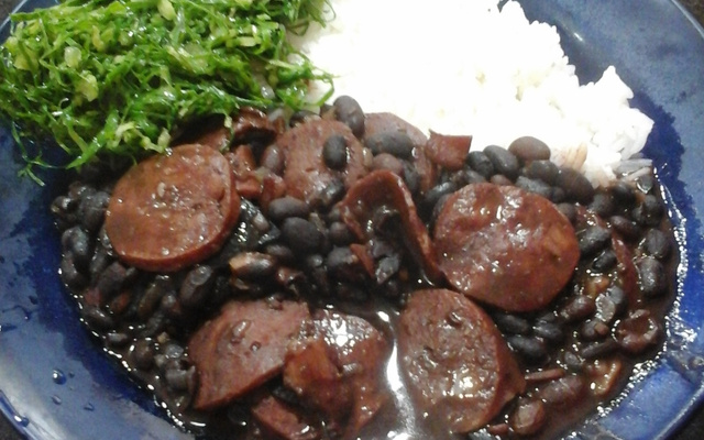 Feijão com bacon e calabresa