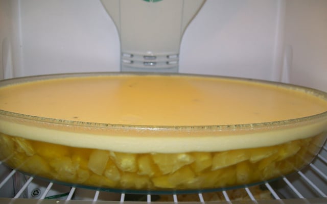 Geladão de abacaxi na travessa com gelatina e creme