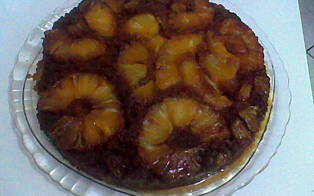 Bolo fácil de abacaxi caramelizado