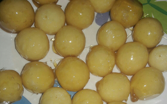 Bala de coco caramelizada (bala baiana ou bala de ovo)