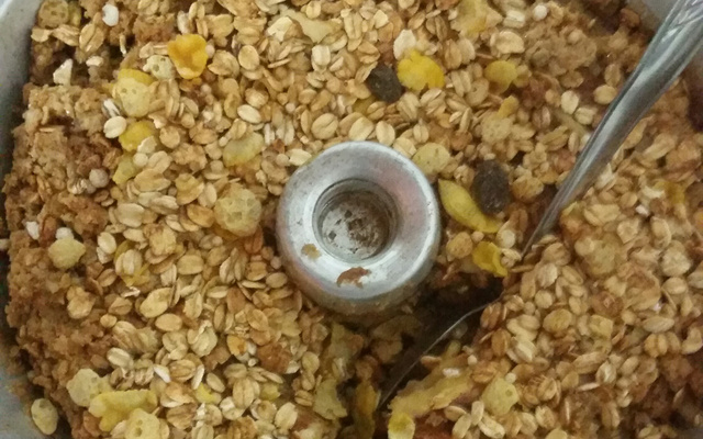 Torta integral de banana com granola