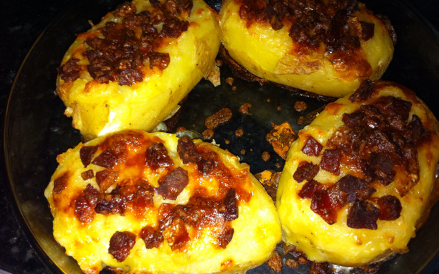 Batata recheada com bacon e requeijão