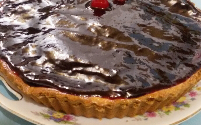 Torta de cream cheese com geleia de jabuticaba