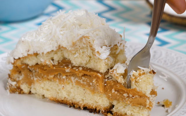 Bolo de coco com doce de leite