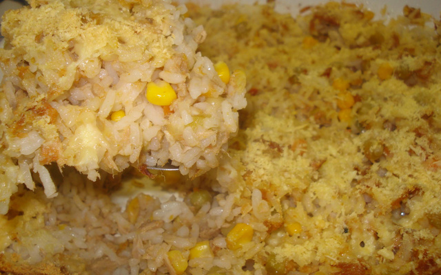 Arroz de forno com atum e legumes
