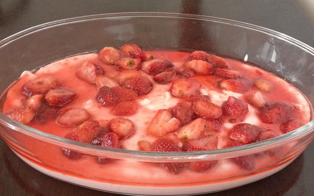 Danoninho com calda de morango