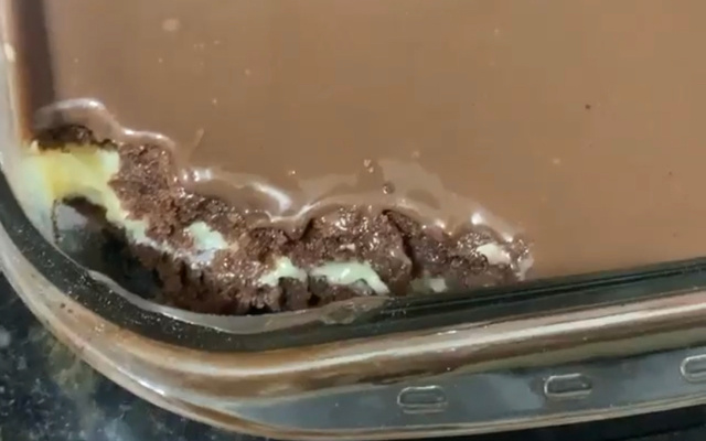 Bolo de chocolate com brigadeiro comum e brigadeiro de leite ninho