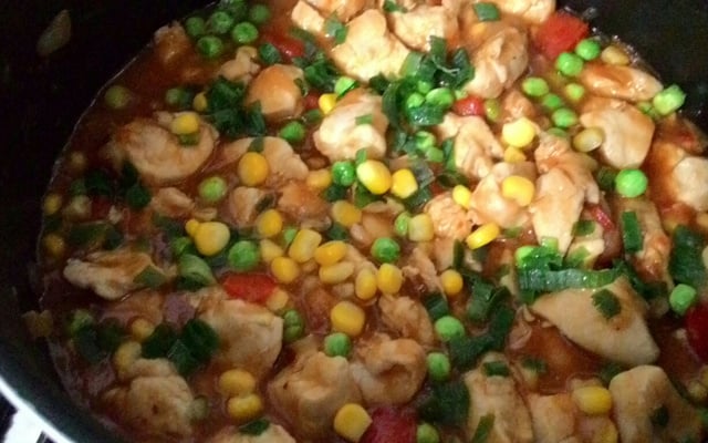 Peito de frango refogado com molho de tomate natural