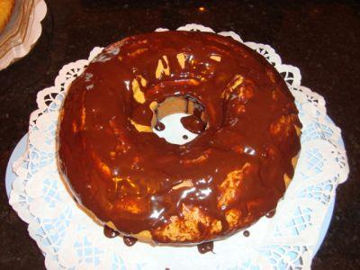 Bolo comum com cobertura de chocolate