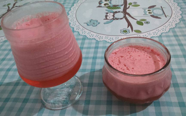 Gelatina cremosa com creme de leite
