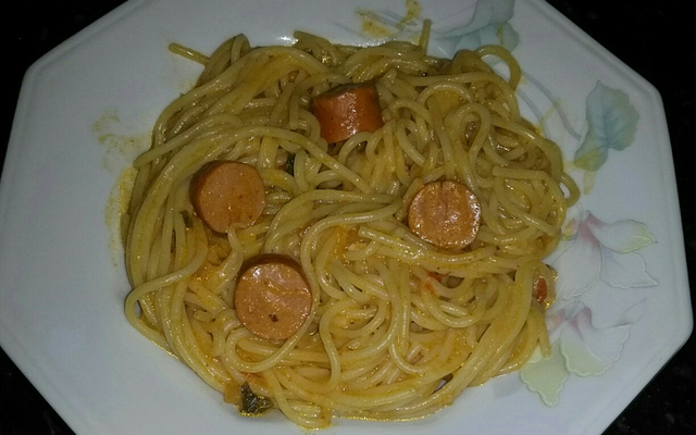 Macarrão com salsicha e creme de leite