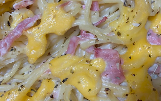 Macarrão com queijo e presunto
