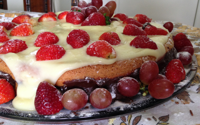 Naked cake com brigadeiros e frutas
