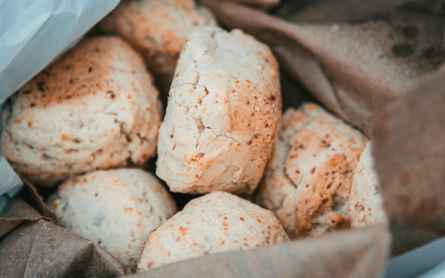 Pãozinho salgado de farinha de mandioca no cesto