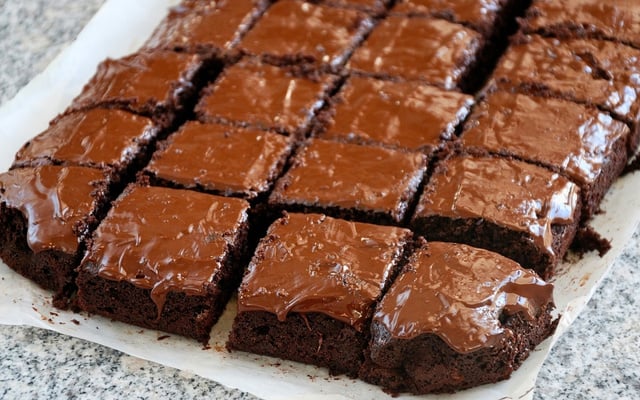 Bolo de chocolate de micro-ondas com cobertura