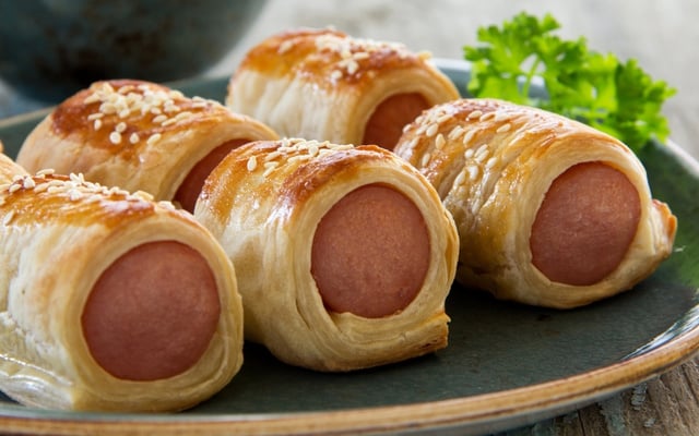 Enroladinho de salsicha com massa de pastel na airfryer