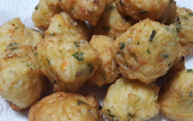 Bolinho de arroz com queijo e creme de leite