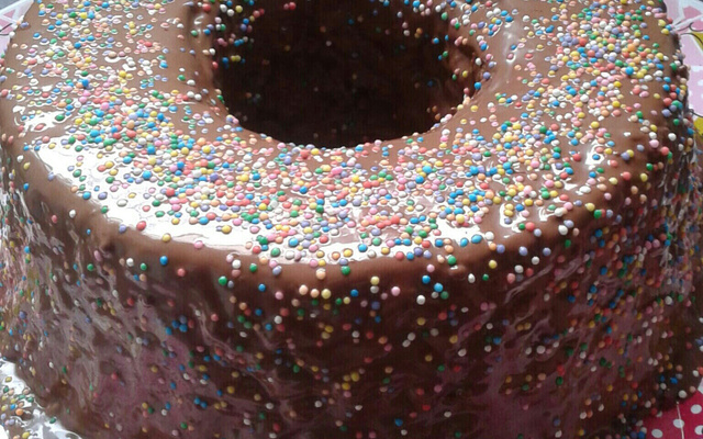 Pão de mel recheado no tamanho de bolo