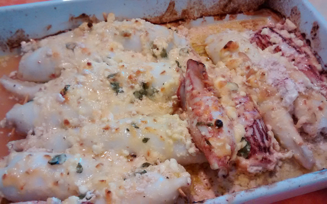 Lula recheada com ricota e manjericão