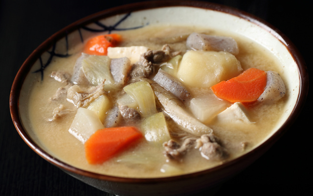 Tonjiru (sopa de missô com carne de porco)