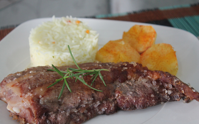 Costelinha de porco com batata assada