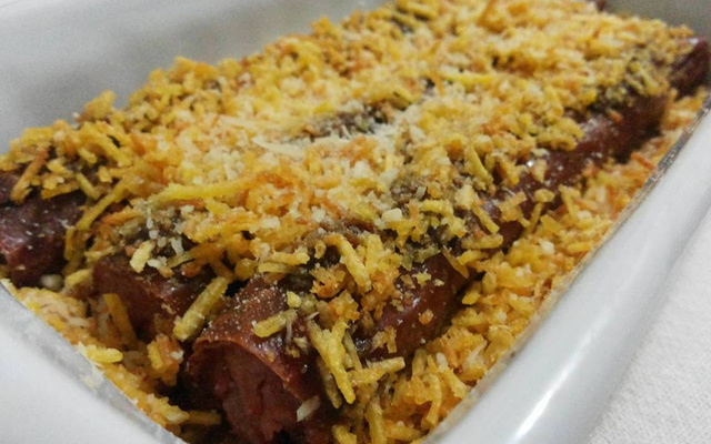 Cachorro quente rústico no prato