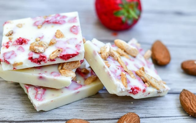 Barra de leite em pó com nozes e morangos em pedaços