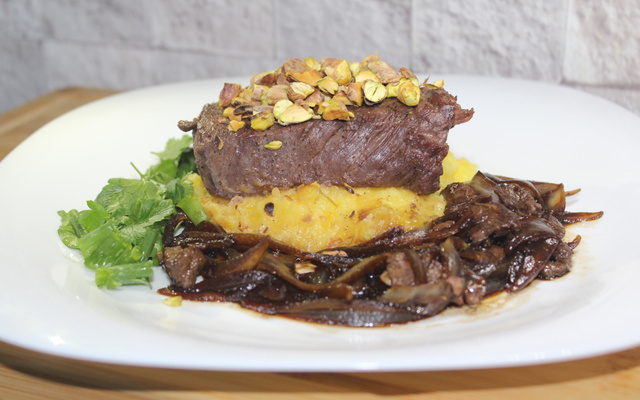 Filé mignon com purê de mandioquinha, cebola caramelizada no shoyu e pistache