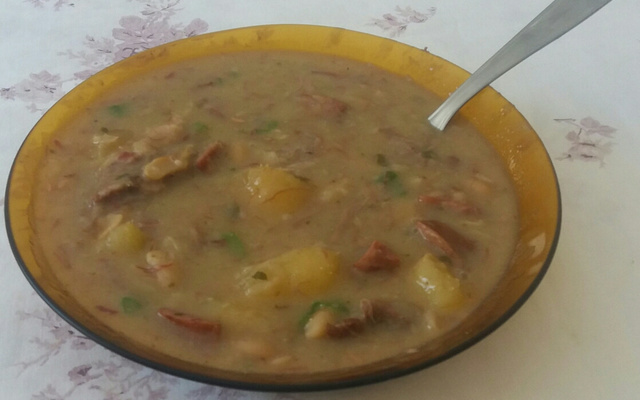 Sopa de mandioca com costela na pressão