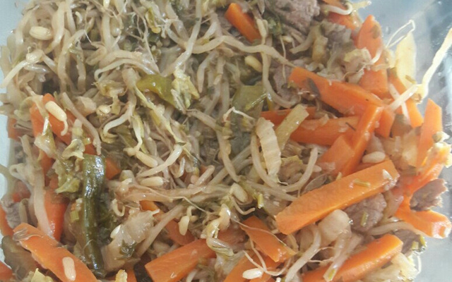 Carne com legumes e shoyo