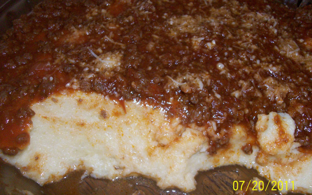 Polenta cremosa à bolonhesa