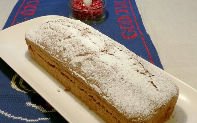 Bolo de canela com recheio e cobertura de doce de leite