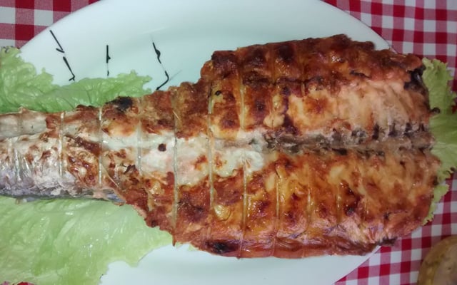 Tainha na brasa com molho de laranja, mostarda e mel