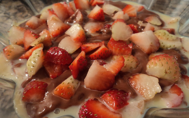 Doce de chocolate com morango