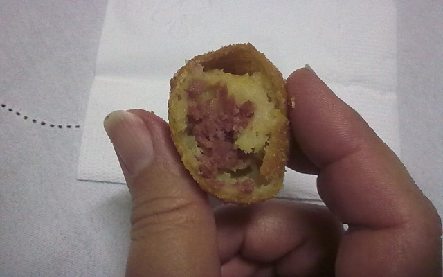 Bolinho de calabresa com queijo