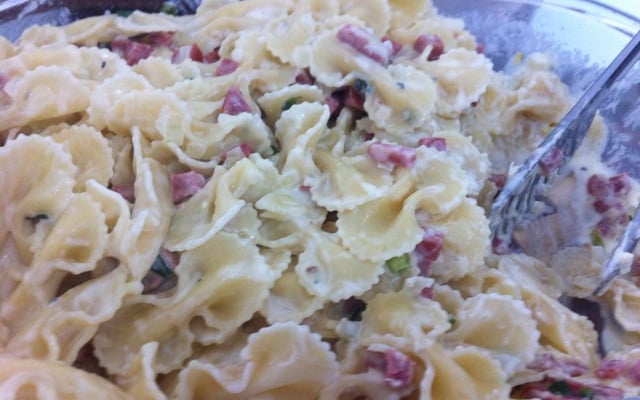 Massa ao molho de gorgonzola com calabresa