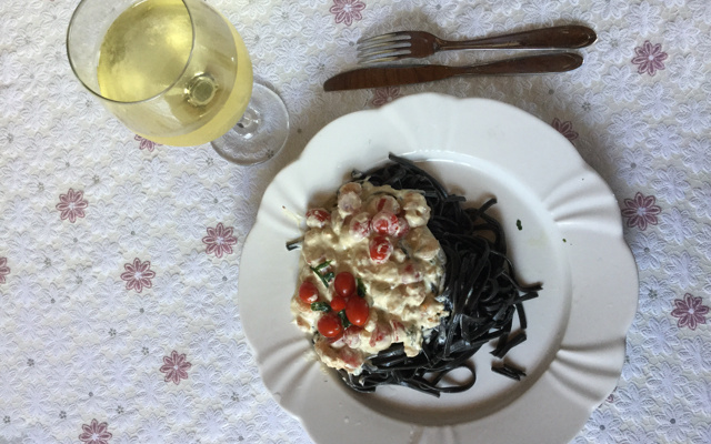 Massa Negra ao molho de camarões