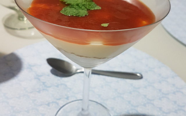 Cheesecake na taça de limão com goiabada