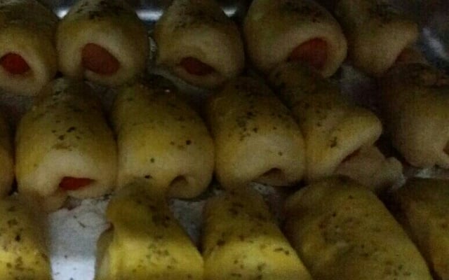 Enroladinho de salsicha assado fácil