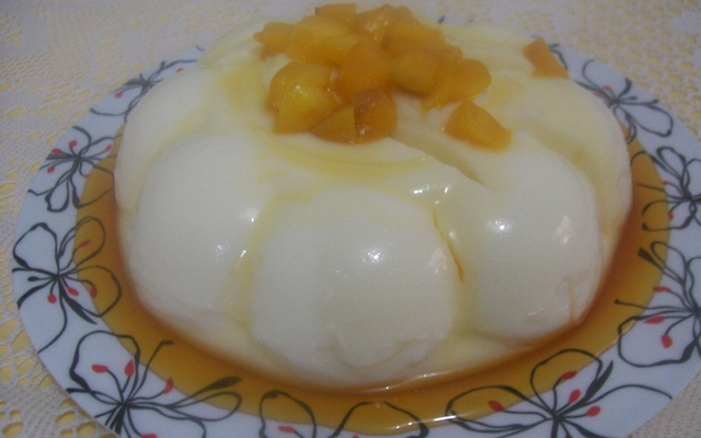 Manjar de coco com calda de pêssegos