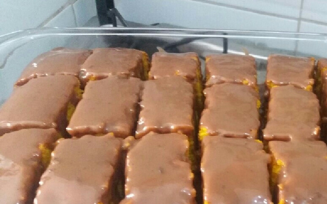 Bolo de cenoura com cobertura de caramelo