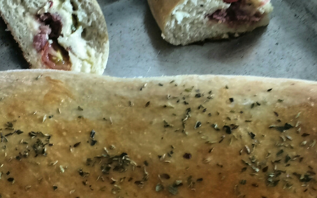 Pão recheado com presunto e queijo