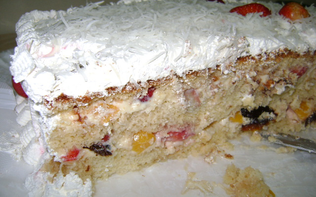 Bolo com recheio de ameixa e pessêgo da mamãe Cida