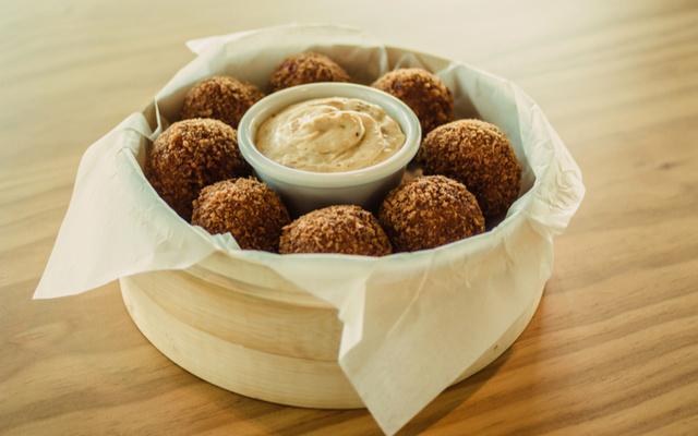 Bolinho de arroz, feijão e farofa com batata palha