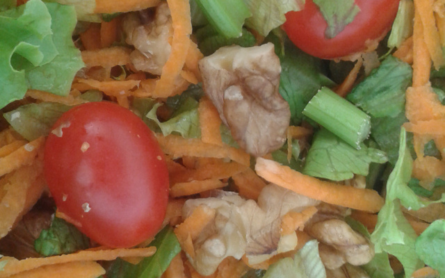 Salada delícia com nozes