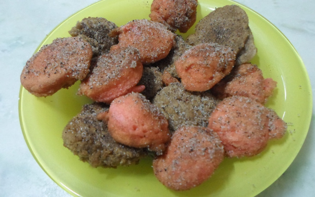 Bolinho de chuva com canela, chocolate e morango